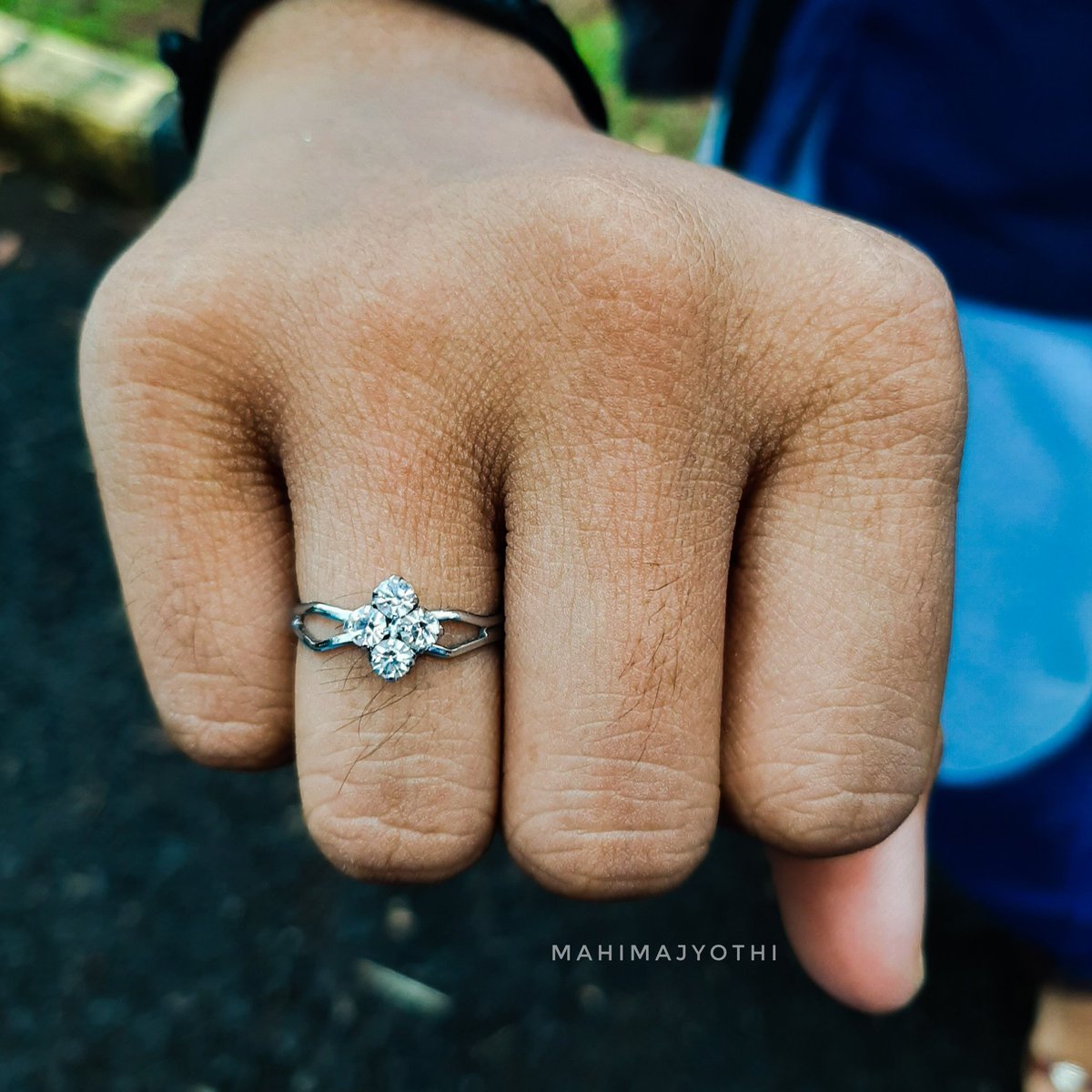 MahimaJyothi's tweet photo. ᴡɪᴛʜ ᴛʜɪꜱ ʀɪɴɢ ʜᴇ ɢᴀᴠᴇ
ʜɪꜱ ʜᴇᴀʀᴛ ᴛᴏ ʜᴇʀ 💍♥️ https://t.co/NnVLsqxxPJ