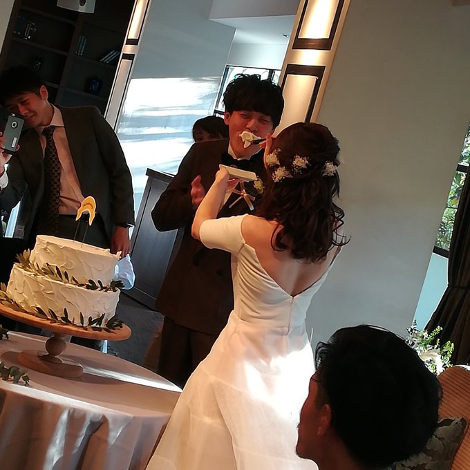 みぞぐちともやさんとくさださやかさんの結婚式幸せをいただきすぎてきました。お二人の雰囲気そのままの素敵な式でした。本当にうれしくてあたたかいひとときでした。末長くお幸せに、けんこうでたのしい毎日が過ごせますように!(とてもほほえましかったシーンをかってにかきました) 