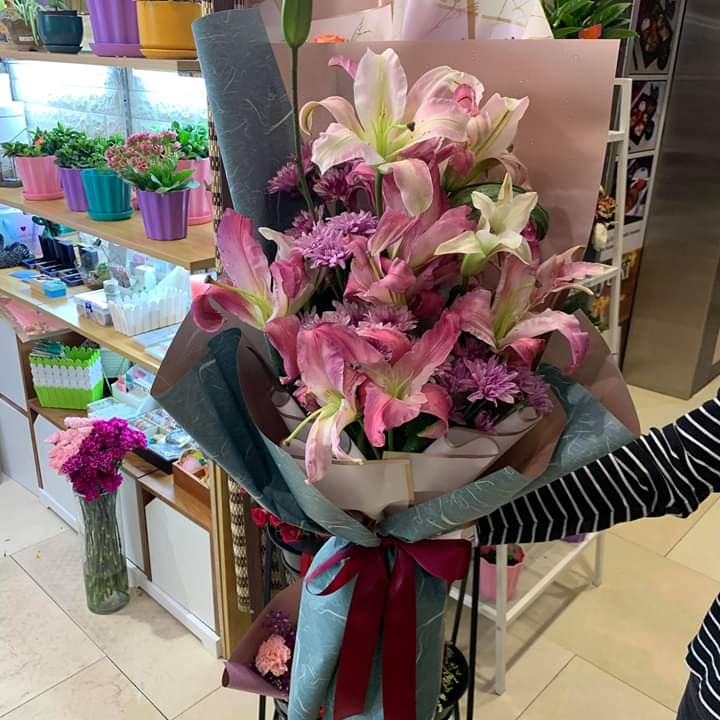 Дуу дууны сайхныг дуулаач та, дэлхий минь
Цэцэг цэцгийн гоёмсгийг тэврээд инээгээч, хүмүүс минь
Ээж ээжийн хүүхдүүд ялгалгүй билээ, дэлхий минь
Эх хүний сэтгэл үрдээ жаргалыг хүснээ, хүмүүс минь... 🎶