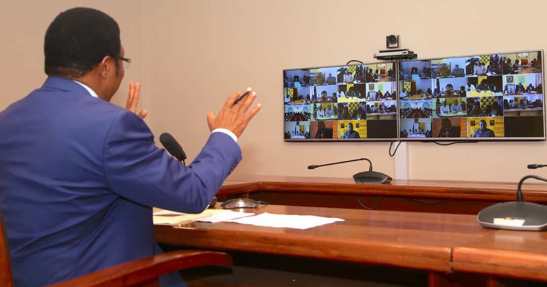 swahilitimes's tweet photo. Waziri Mkuu, Kassim Majaliwa akizungumza na wakuu wa mikoa, makatibu tawala wa mikoa na waganga wakuu wa mikoa kwa njia ya video, akiwa ofisini kwake Mlimwa jijini Dodoma. https://t.co/1OIrPi2DwM