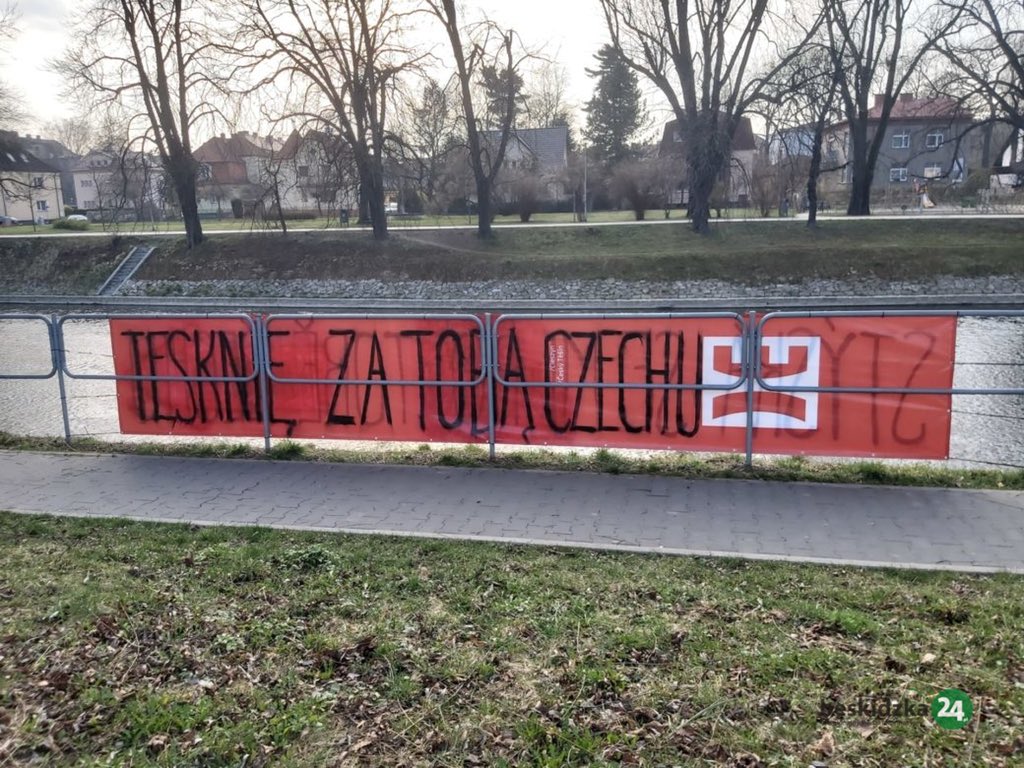 visegrad24's tweet photo. Cieszyn in Silesia lies between Poland and the Czech Republic; it has been divided since borders closed.

The Poles put up a banner saying: “I miss you, Czech”

To which the Czechs responded with: “And I you, Pole”

Beautiful symbol of the Polish-Czech friendship.

🇵🇱-🇨🇿 https://t.co/XdePcNuoRE