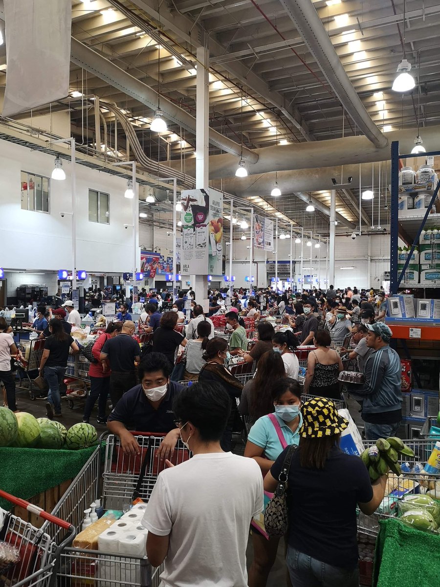 FFILAMOR's tweet image. This was SNR in BGC! Are you telling me these are all BGC residents? And where is the social distancing here? Crazy! #Quarantine #lockdown #Covid_19