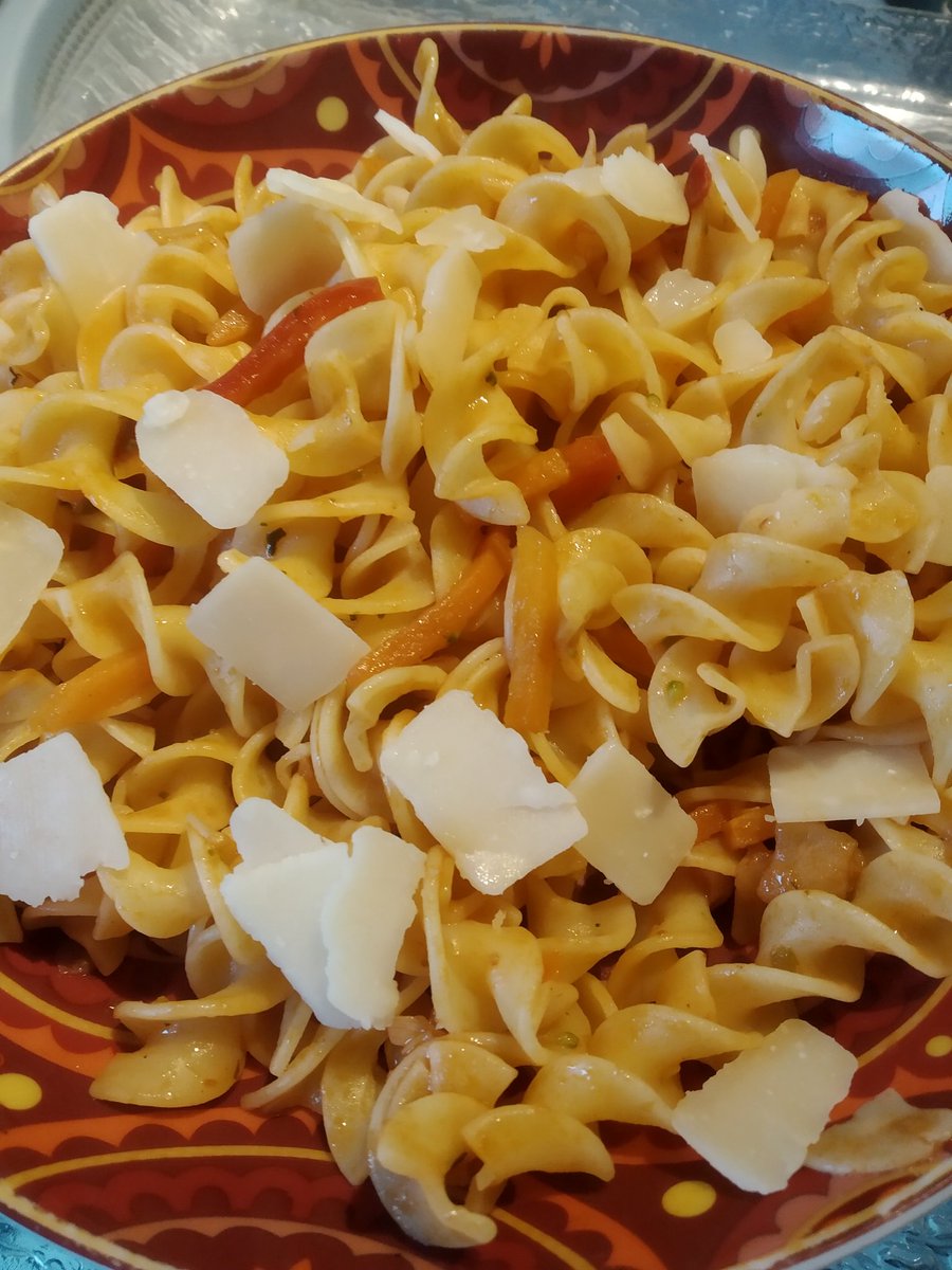 RogerQuaranted2's tweet photo. @jdoe72073800 @MathieuTouze @RonanYd Pasta aux légumes ( recyclage des légumes restants du wok, #StopAuGachis ) https://t.co/LSL9TDZjb6
