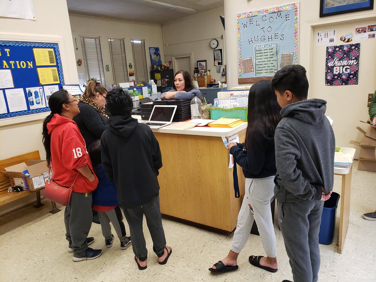 HughesOwls's tweet photo. Hughes staff working hard distributing Chromebooks as we prepare for online home learning opportunities. Thanks to the generosity of our community partners, we were able to give away toiletries, shoes and clothes. #ExpectGreat #proudtobeLBUSD https://t.co/xcukjNHxP0