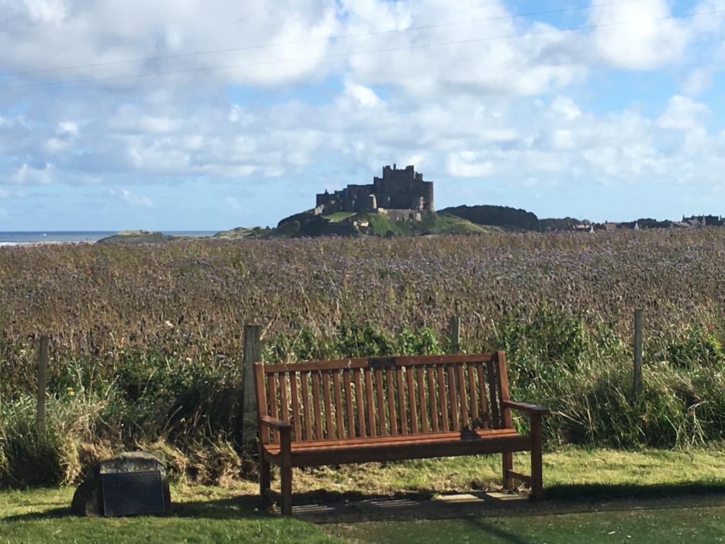 CraggsRebecca's tweet photo. @MyFaveBench .....Didn’t realise how many pics of benches I had .... maybe it’s a suppressed hobby of mine ! 🤣 #favebench
1) Bamburgh Castle.              2)Bolton Castle. https://t.co/F1iJHNFmu7