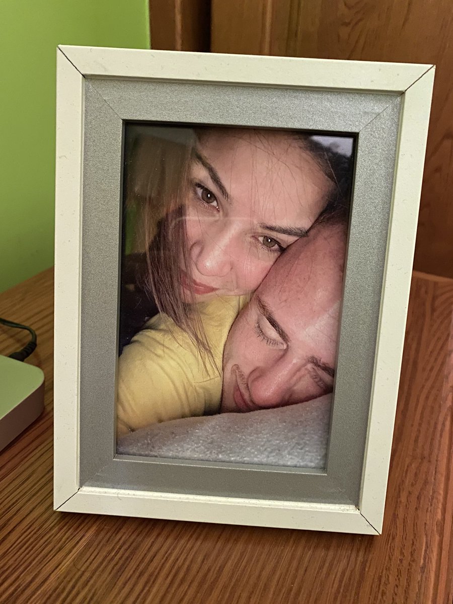 imanux09's tweet photo. Mi alegria, mi felicidad, mi apoyo, mi todo, lo último que veo al dormirme y lo primero cuando me levanto. Te echo mucho de menos 😊🖤  @paulagalindo98 https://t.co/6MnojXWVnG