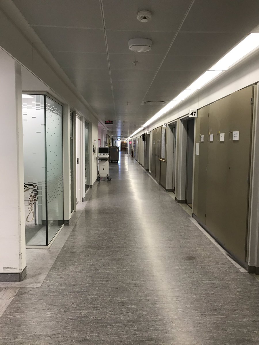 BDegenkolv's tweet photo. Så indvier vi den nye triage hal udenfor akutmodtagelsen på Hvidovre Hospital. Her vurderes om patienterne har mistanke om COVID-19. Hvis de har det  skal de i den nye COVID-19 modtagelse til afklaring. Tak til alle medarbejdere og ledere, det forandrer til gavn for patienterne! https://t.co/rDllRkFT6s