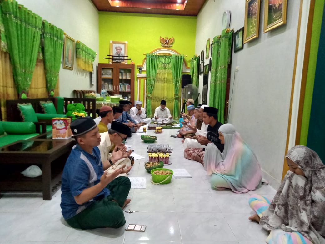 JumranMannawin1's tweet photo. Sholawat Burdah di rumah Ketua DPC PKB pinrang. H.Alimuddin Budung.
#SholawatCegahCorona
#SerentakSeluruhIndonesia
#DpcPKBpinrang
@cakimiNOW @EmHasanuddin @DPP_PKB @azhar_arsyad @IsmailMangngaga https://t.co/rtnvrJ6zRS