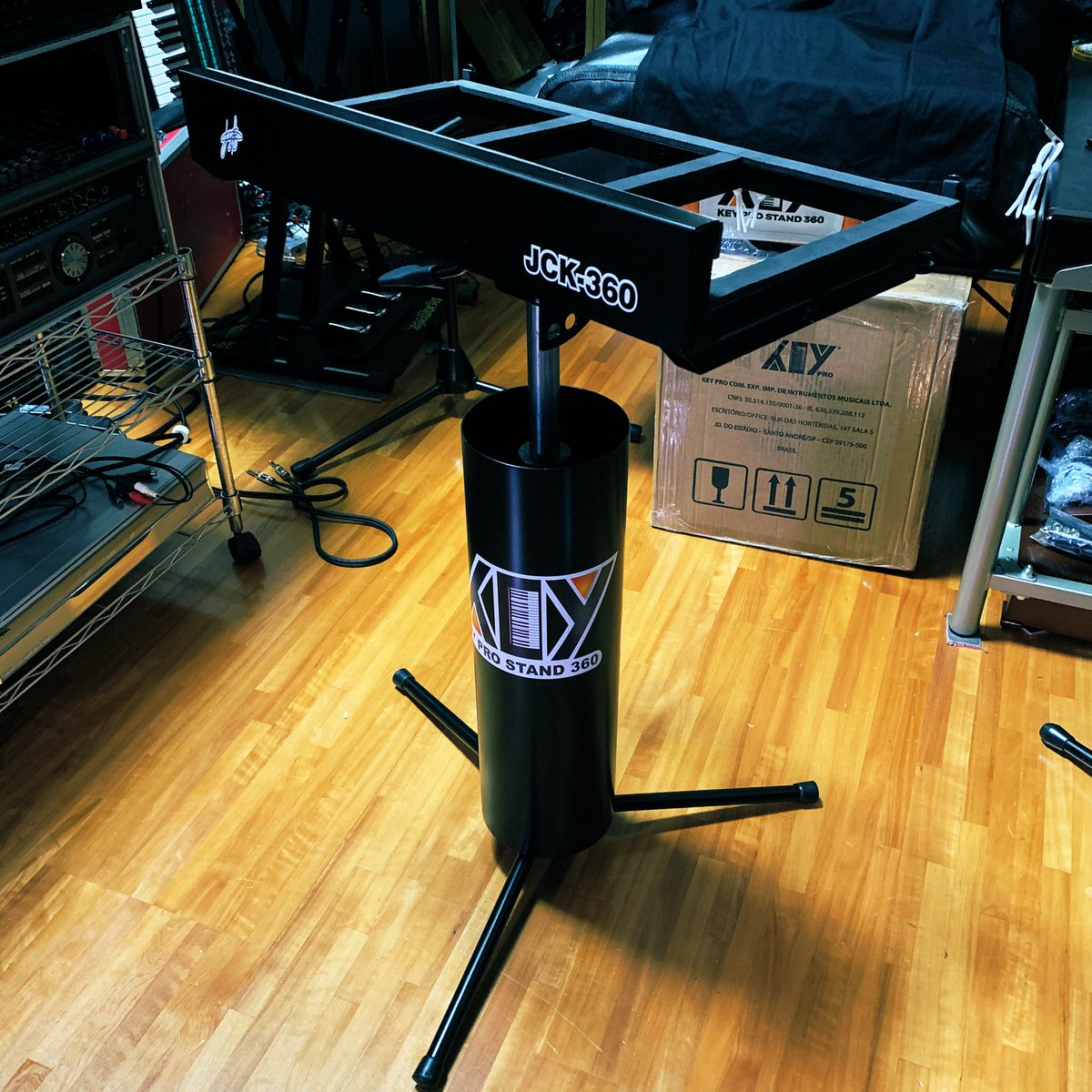 kerederoom78's tweet photo. BrazilのメーカーKey Pro Stand 360から前傾回転キーボードスタンドが届いた！
シンプルな構造で軽量かつ堅牢、簡単セットアップ、高品質でいい感じやわな！
#keyprostand360 #keyboardstand #前傾スタンド #回転スタンド #rotatingstand #jck360 https://t.co/gwf5cIuOqH