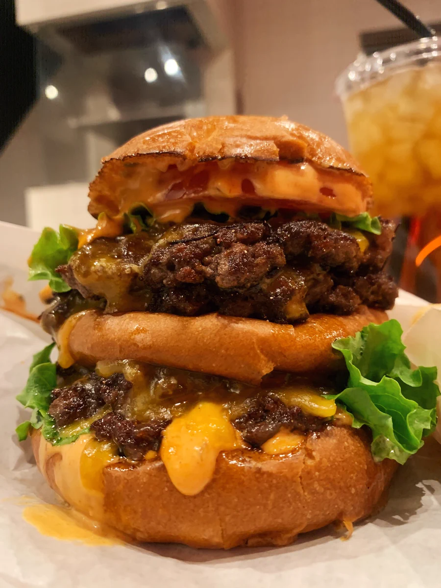 ハンバーガーの域を超える！？黒毛和牛パティを4枚挟んだハンバーガー！