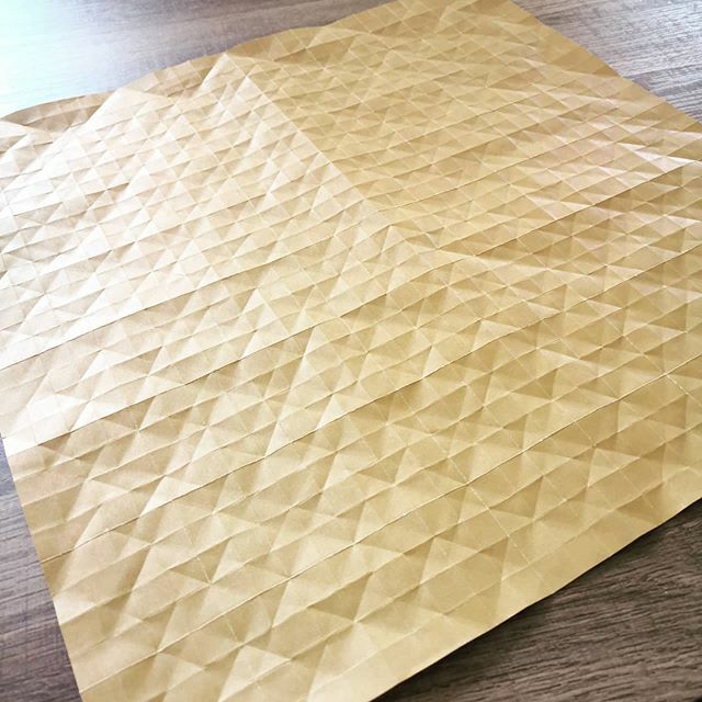 OrigamiInvasion's tweet image. Confinement oblige... "Petite" grille de 32x32.

Cubes Tessellation 10*10 en cours 
Design : Ilan Garibi (@garibiilan)

#origami #origamiart #papercraft #paper #paperart #craft #paperfolding #paperfoldingart #tessellation #origamitessellation #squaregrid #ilangaribi #ilangar…