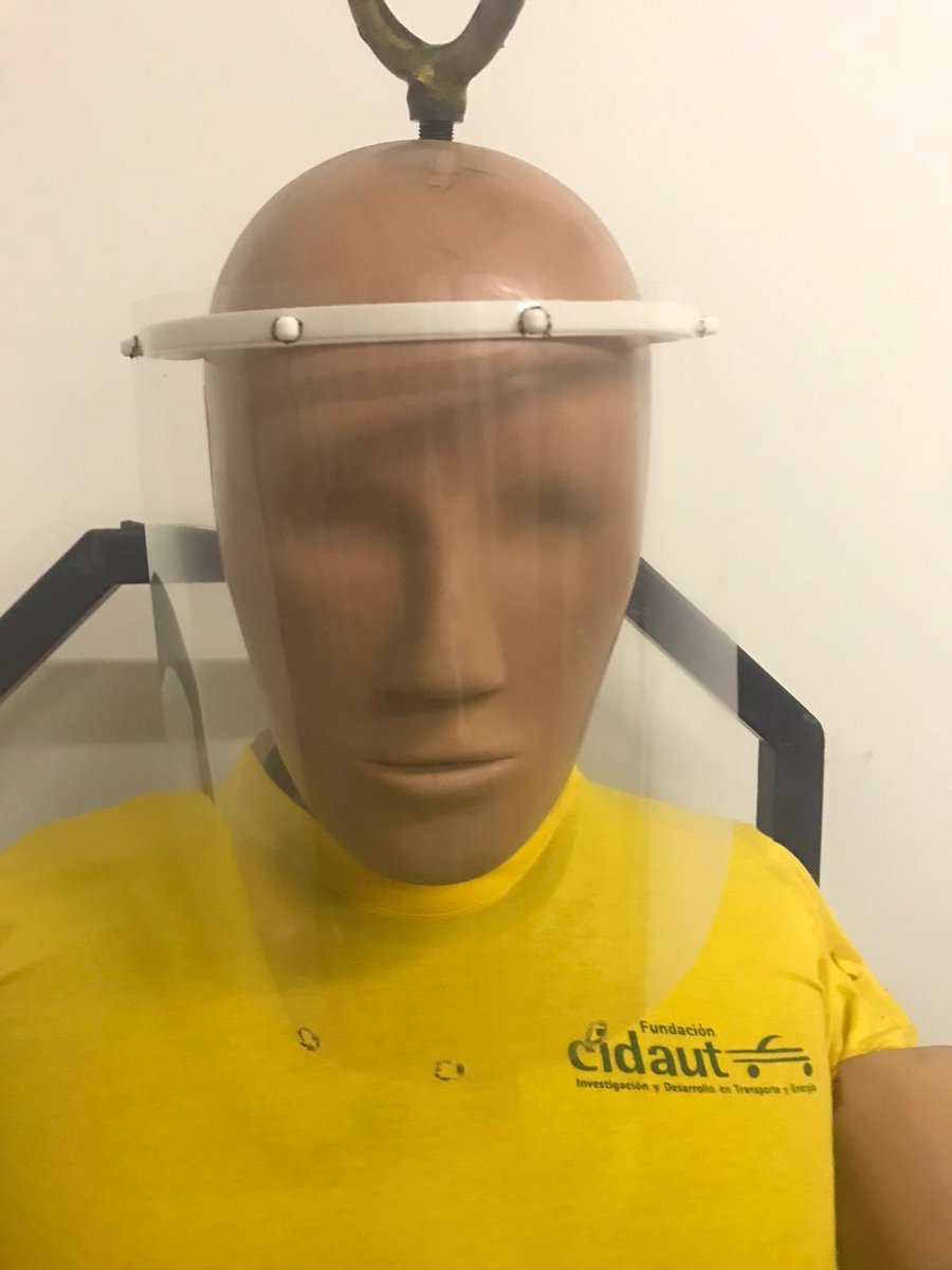 ceipsimancas's tweet photo. Nuestro centro ha realizado su pequeña aportación sumándose  a  la donación de #acetato para la empresa  vallisoletana CIDAU que fabricará mascarillas protectoras para el personal sanitario @educacyl @AytoSimancas https://t.co/GXbUxCo0nw