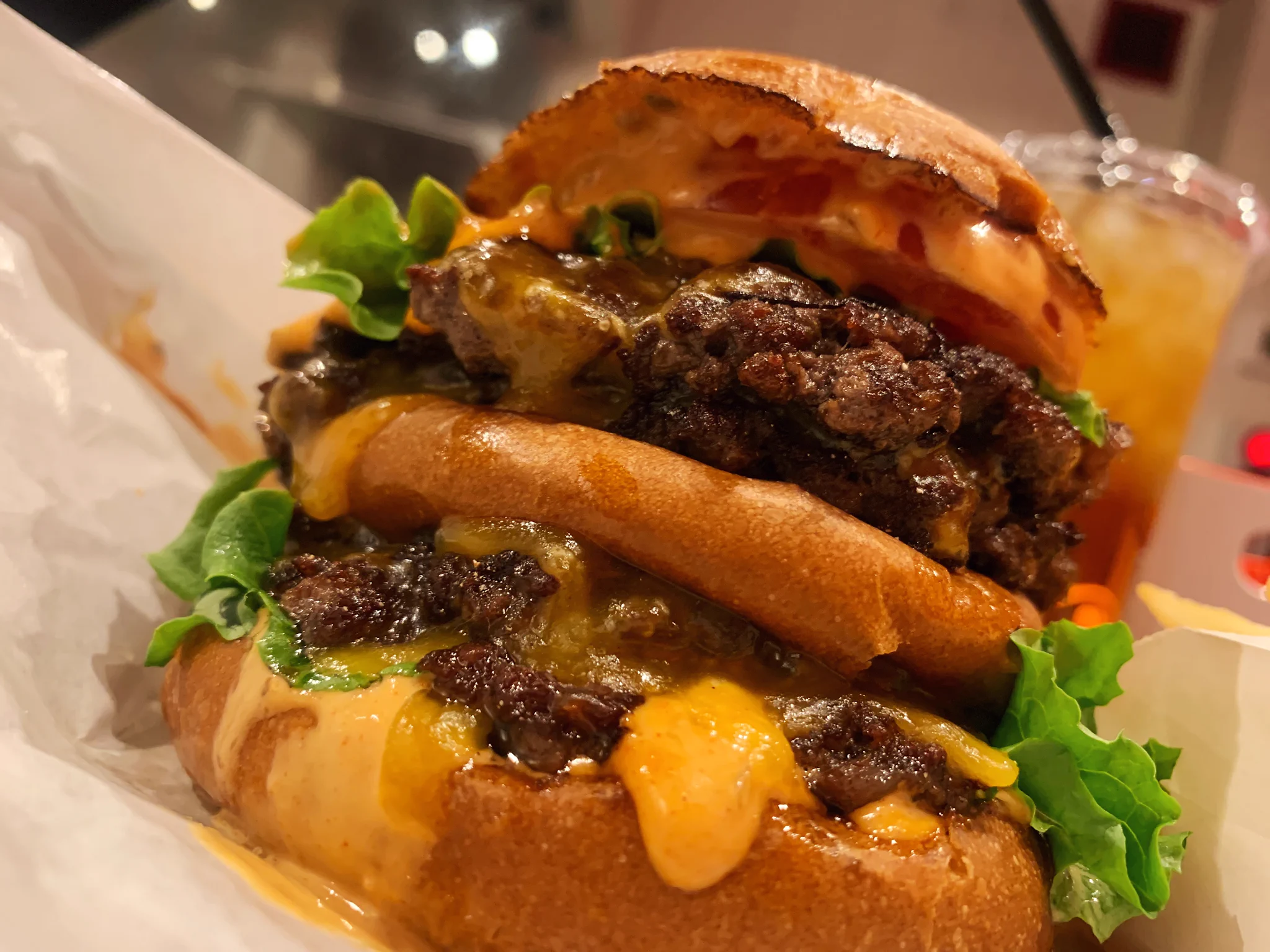 ハンバーガーの域を超える！？黒毛和牛パティを4枚挟んだハンバーガー！