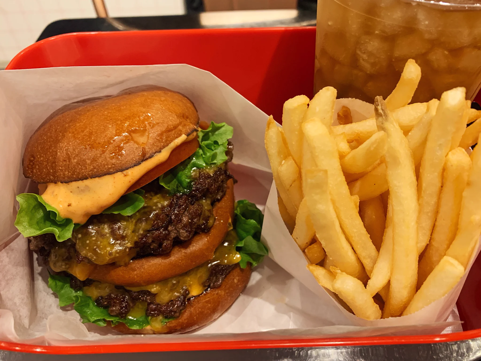 ハンバーガーの域を超える！？黒毛和牛パティを4枚挟んだハンバーガー！