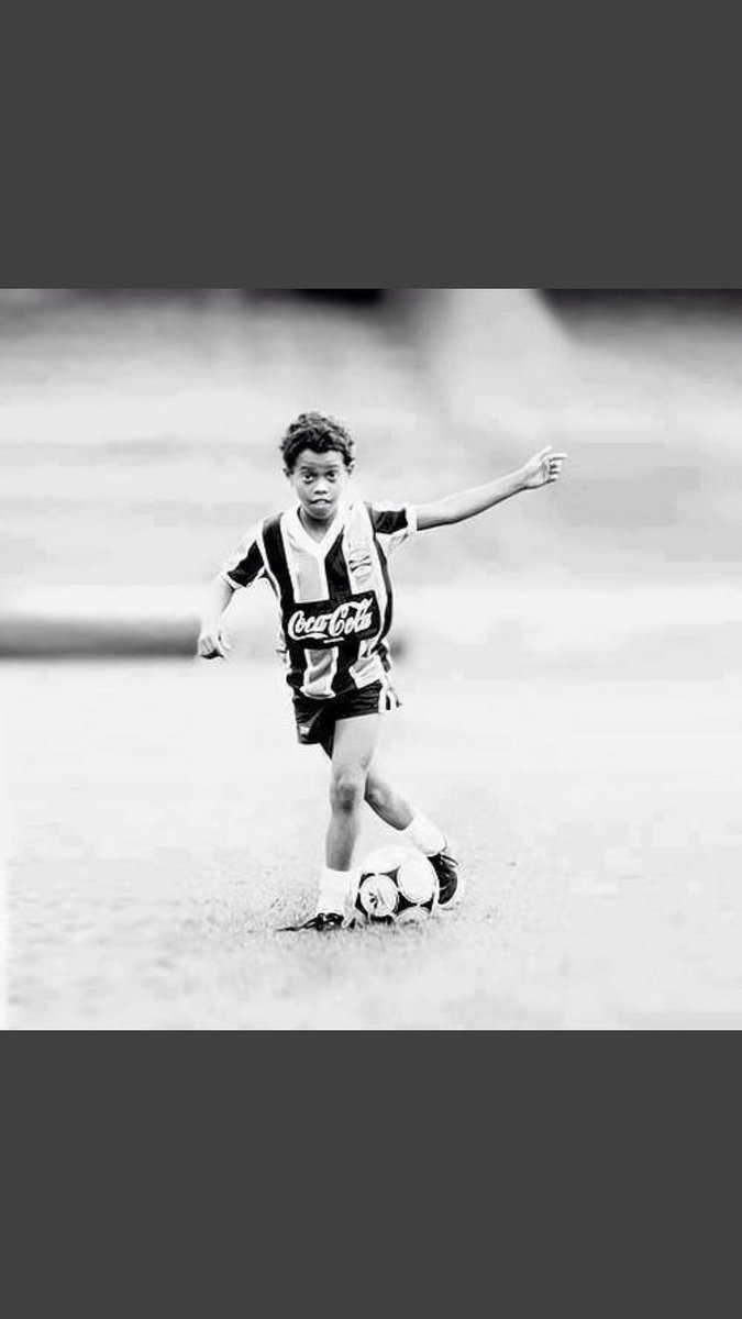 JJVDFutbol's tweet photo. 🎂 Hoy cumple años @10Ronaldinho un crack mundial 🎩. Ese jugador que logro hacer poner de pies a sus rivales para aplaudirlo 👏. Feliz cumpleaños #crack 💥🎊 #Ronaldinho40 #futbol https://t.co/yz34jPxY9s