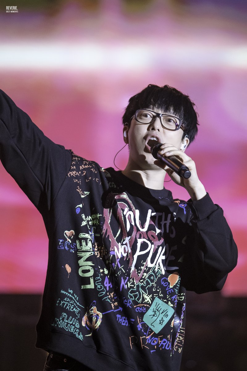 오랜만에 해프닝 사진 꺼내보는데 기엽다 정말,,

191130 해프닝 ESCAPE VELOCITY
#국카스텐 #하현우