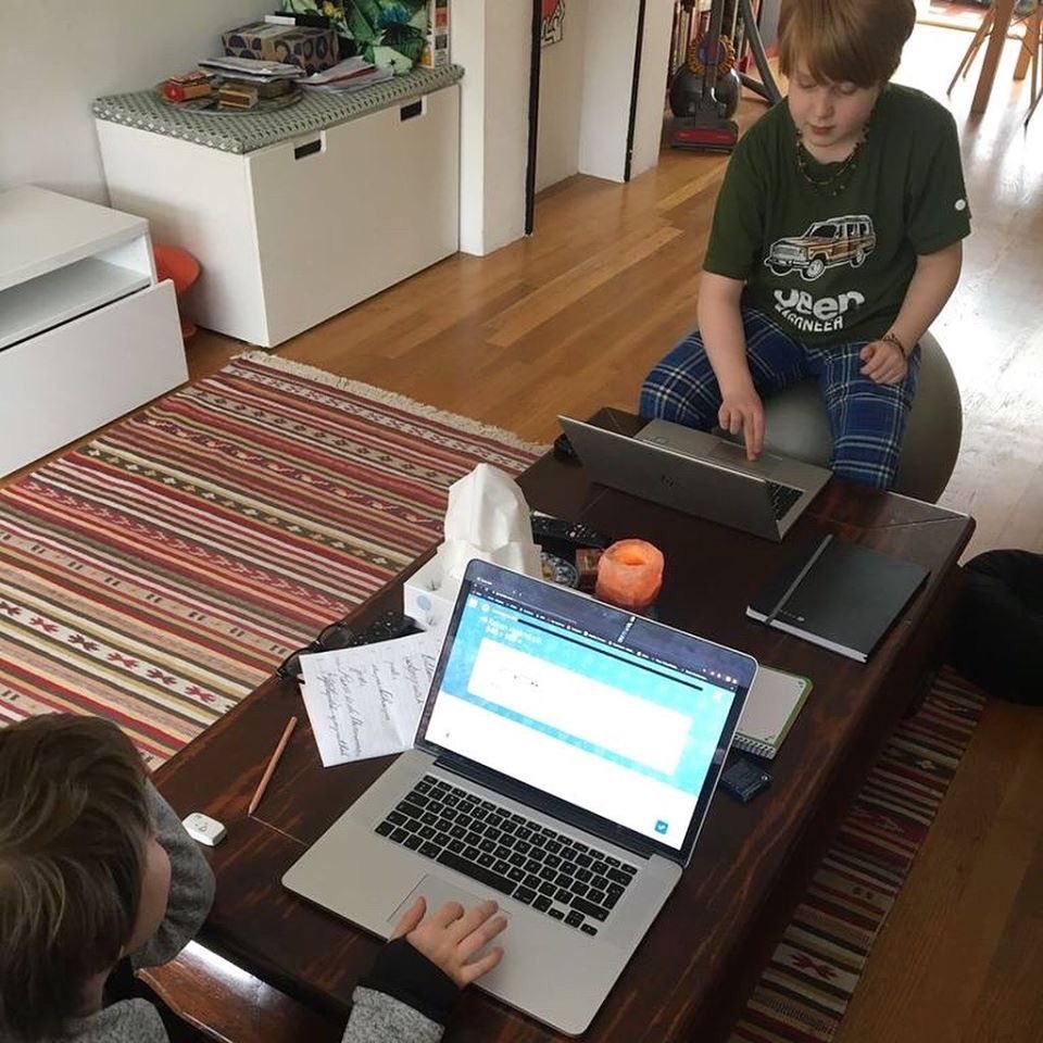 Ook klas 3/4 (groep 5/6) van De Windkanter thuis druk in de weer met het thuiswerk nu de school dicht is. Ook digitaal en online! #onderwijsopafstand #vrijeschool #Hilversum