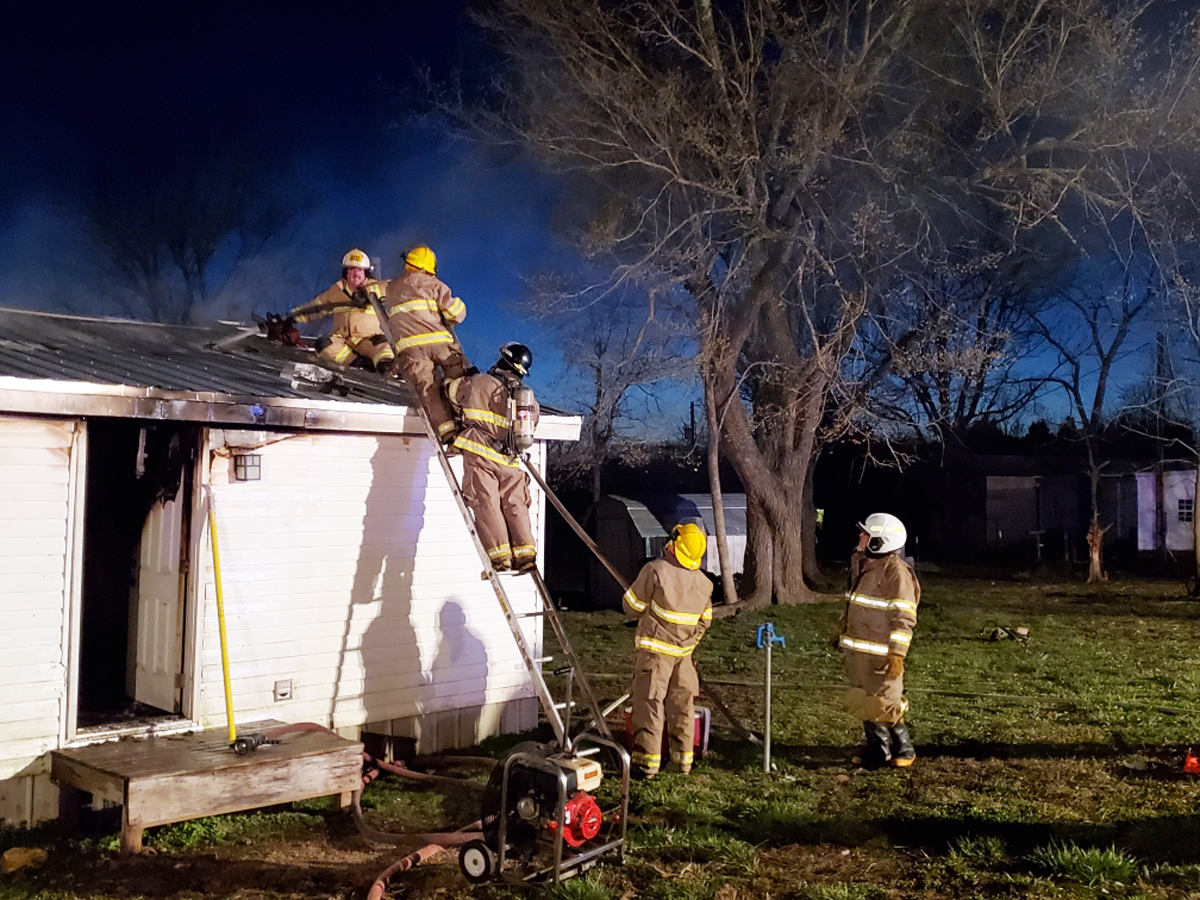 A double-wide manufactured home on CR 530 near Tecumseh was damaged in a fire March 10. Tecumseh VFD assistant fire chief J.B. Duke said the fire spread to the ceiling and roof of the structure.ow.ly/sNLx50yQk3L
#READlocal
Subscribe: bit.ly/2DwNh2E