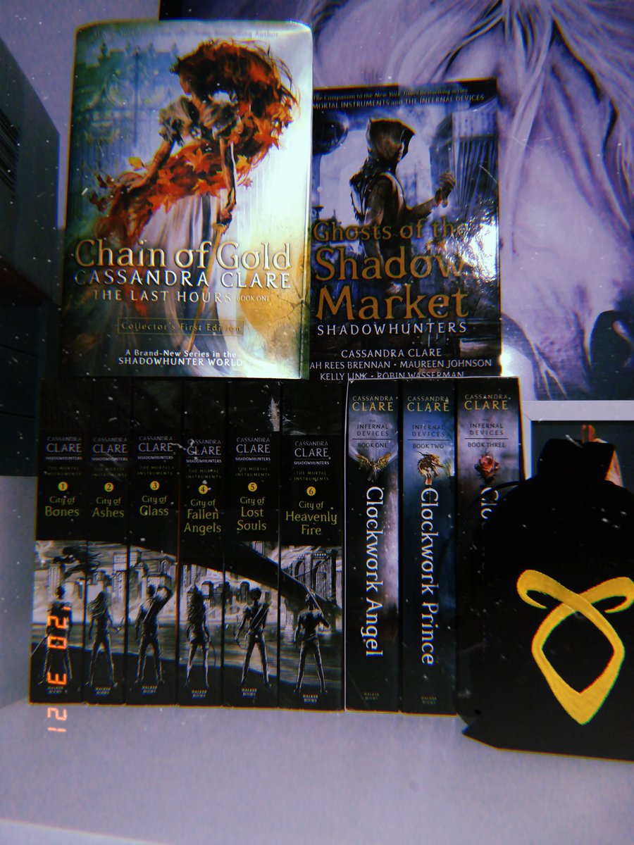 Shadowfan_1999's tweet photo. Por cierto! Miren que me compré... 🙈❤️ Lo malo es que no me atrevo a leerlo (como primera lectura al menos) en inglés... No creo que me enterará bien de todo! Aún así es precioso tenerlo y poder leerlo en futuras relecturas 😍

Alguien por aquí lo está leyendo (o lo ha leído)??? https://t.co/xvC2huLXji