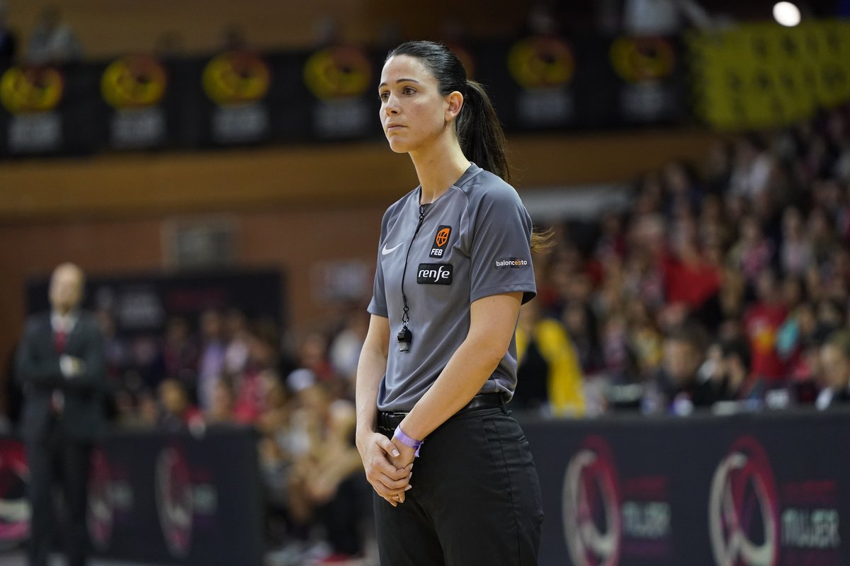 BaloncestoESP's tweet photo. De arbitrar en nuestras @CompeticionFEB, a volcarse en la lucha contra el #Covid_19 💪

GRACIAS por vuestra labor, Paula Lema e @inma_jr10 👏

📝 MÁS INFO ⬇
https://t.co/USg6aqKfI7

@Renfe #ValorMujer #SomosEquipo https://t.co/AtB5t7oqaR