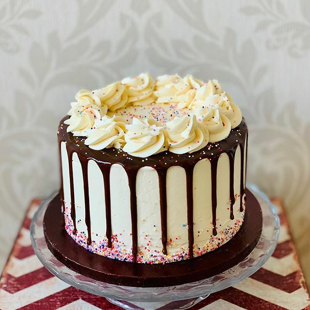 JuliesCakehole's tweet photo. Simplicity! #chocolatedripcake #chocolatedrip #spongecake #vanillabuttercream #sprinkles #cakecakecake #cakedecorating #cakelife #cakelove #cakelicious #cakesofinstagram #cakesofinsta #cakestagram #cakeagram #cardiffcakes #cardiffcakemaker #cardiffcakeba… https://t.co/Vpzwfxy1yZ https://t.co/k0ou6nPM27