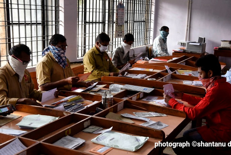 shantanu_shan's tweet photo. Photograph Shantanu Das
POSTING SAFETY MESSAGE:
Postmen cover their face due to KOVID-19 and sorting letters.
#indiapost
#postmen #Covid_19 #coronavirus #sorting #IndiaPictutes #letter #masks #photojournalism #instalike #instagod #natgeo #gulfphotoplus @IndiaPostOffice https://t.co/BXxf6XtYUC