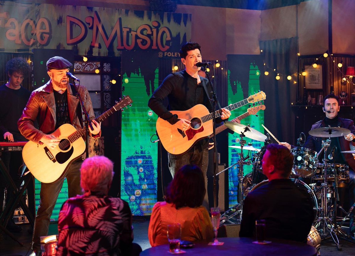 We’re back tonight with a brand new show, we’ve got <a href="/Caitlyn_Jenner/">Caitlyn Jenner</a> <a href="/JohnBarrowman/">John Barrowman MBE</a> &amp; <a href="/thescript/">the script</a> BBC One 9:15 &amp; 9:45 RTE One #artmb #AllRoundToMrsBrowns