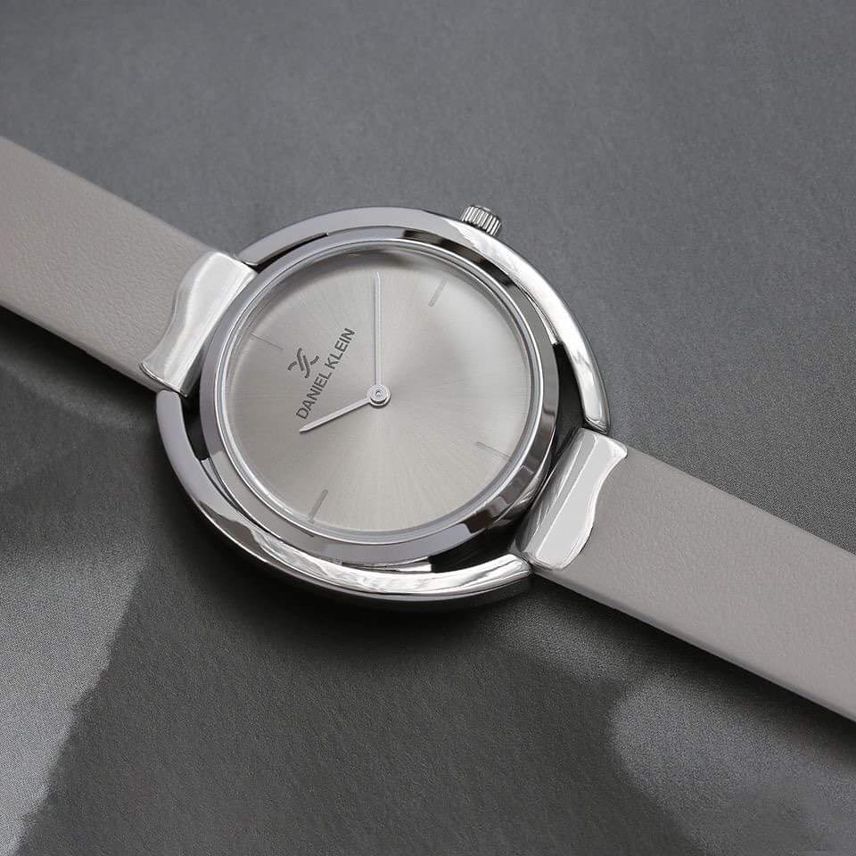 DanielKleinIND's tweet photo. A grey and silver combination for a cozy Friday. 
Model Series- DK12197

DanielKlein #Friday #tgif #watchoftheday #watchcollector https://t.co/HUMlpOYWCW