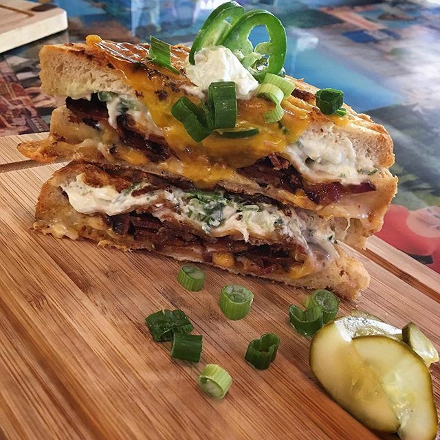 MrWilliamsTatto's tweet photo. JalapeñoPopper #ready#saturdayspecial#pecan#bacon#jalapenocreamcheese#chives#freshcut#sharpcheddar#dijon#blend#guyere#cheese#grilledcheese https://t.co/aVcTCmF3pC https://t.co/YHEDhNYWv7