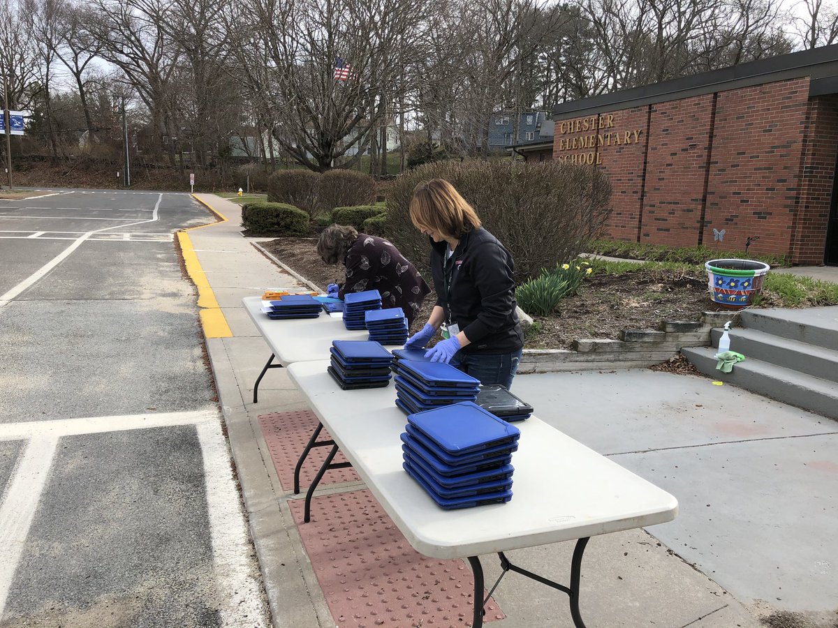 PrincipalCES's tweet photo. Prepping for Chromebook distribution at CES today from 10:00-12:00. #CES https://t.co/a4WNcyd8nJ