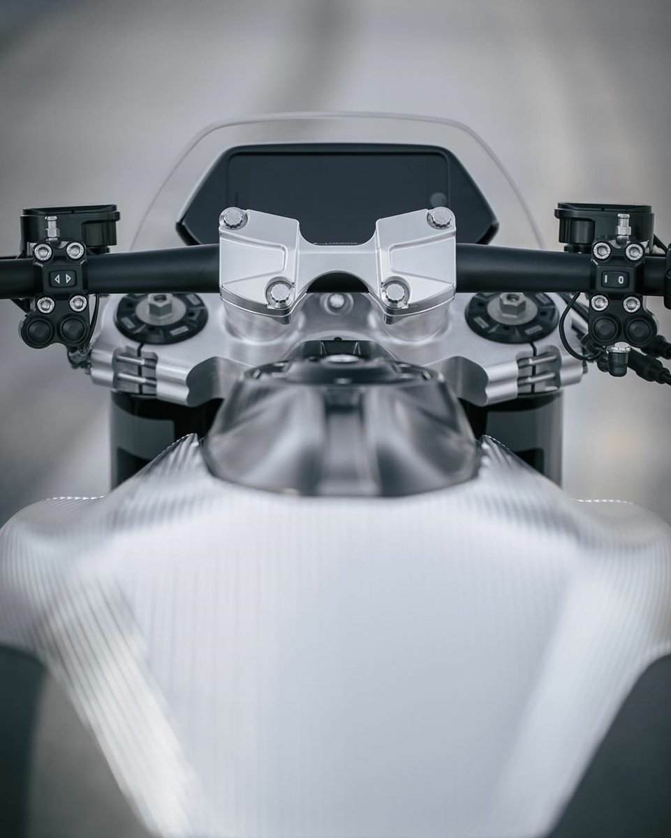 PoklukarJanja's tweet photo. Credit to @Archmoco : From the cockpit of the ARCH Method 143. 
#archmotorcycle #arch #method143
#keanureeves #woah https://t.co/9U1tUyasJN