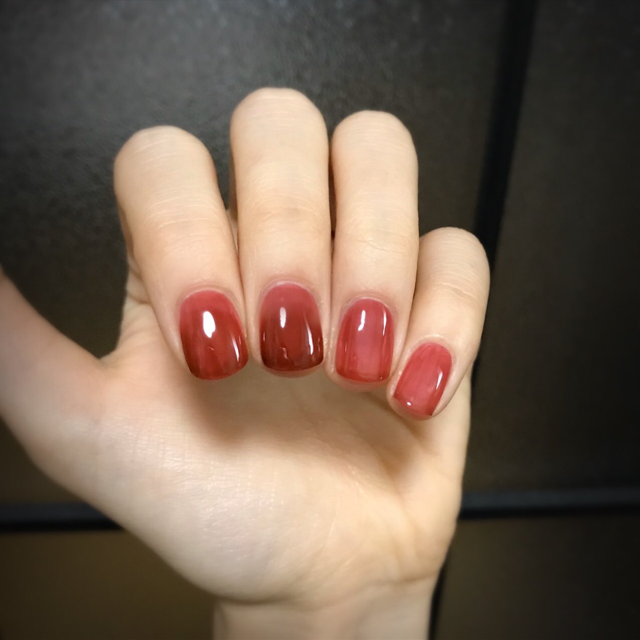 Twitter 上的 ぶどう寒天 Hince Glow Up Nail Color N005 Odd In Red 一度塗りの飴 玉みたいな透け感が好み りんご飴ネイルとはこのこと 最高に可愛い 薬指小指 塗り重ねるごとに 煮詰まったクランベリーソースのように深みが増していくのでそれもまた