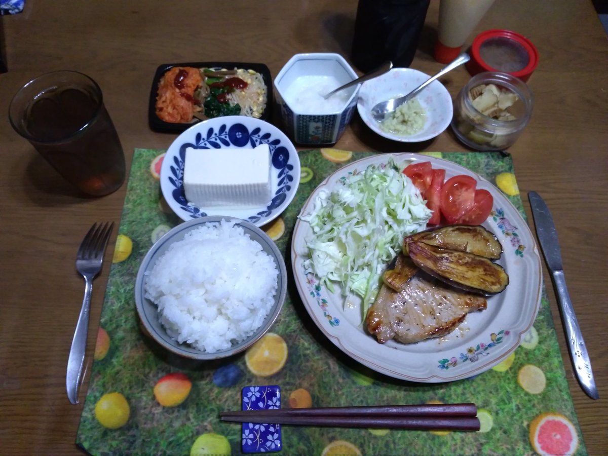 えなりん 夕飯 ご飯 ポークソテー アメリカ産豚ロース肉を塩 こしょう おろしにんにくで下味付けしフライパンに蓋をして蒸し焼きにする 大根おろし 味ぽん 焼きなす おろし生姜 味ぽん 千切りキャベツ トマト ナムル いぶりがっこ