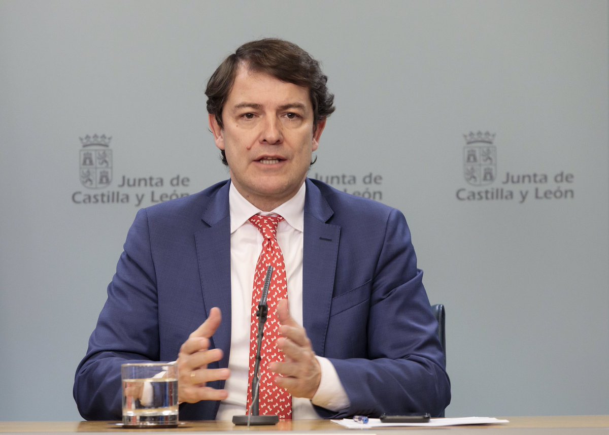 alferma1's tweet photo. Distribuimos material de protección individual (Epis), con 10.000 mascarillas por provincia de #CYL, a las residencias, donde hemos puesto en marcha equipos médicos #COVID para atender a nuestros mayores, con procedimientos similares a los de un Hospital. Seguimos trabajando. https://t.co/sWJRdiqZ7e