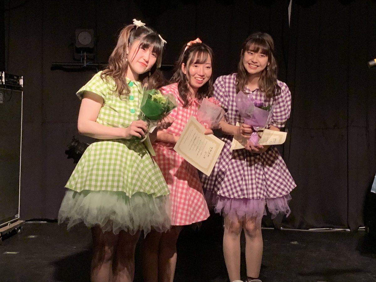 fuyunacchoo's tweet photo. 一眼を持たない初めてのユニドルイベでした。
サイリウムたくさん振ったし一緒に見た可愛い子2人のおかげで超楽しかったです٩( 'ω' )و
卒業を見届けてられて良かった。
みんな素敵だったよ！
今までありがとうm(__)m
これからも頑張ってね。
#Movingirls https://t.co/oWmLy1iPwT