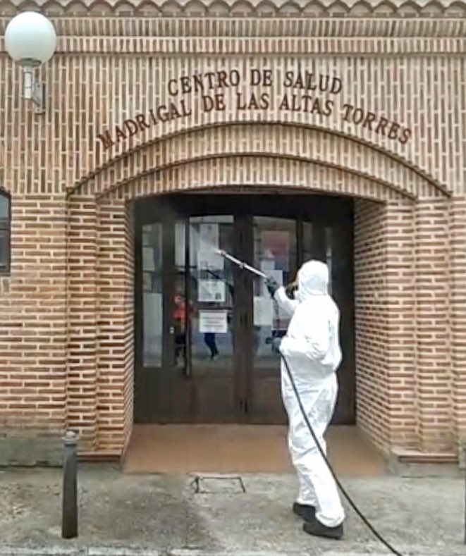 dipuavila's tweet photo. [#Covid_19] Durante este #sábado las tareas de baldeo de municipios con hipoclorito sódico se desarrollan en estos puntos:
🏥 Centro de Salud de #MadrigalDeLasAltasTorres.  
🏥 Centro de Salud de #Barroman. 
👵🏼👴🏼Residencia de Ancianos de #Sinlabajos.
🏥 Centro de Salud de #Langa. https://t.co/hzH4dPIKRo