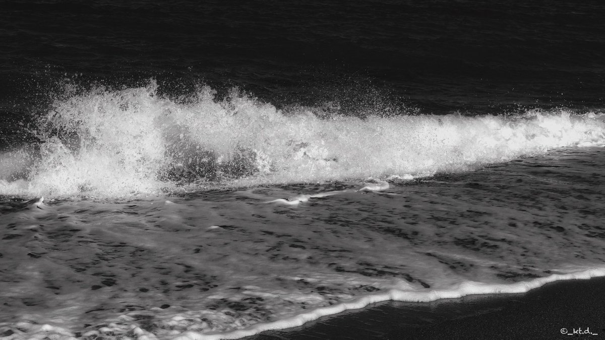 Waves and sunlight 

#balckandwhite #bnwphotography #ThePhotoHour #waves #photography