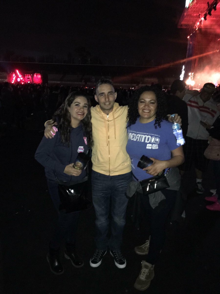 elisa965's tweet photo. @ConciertosMxico Y la que me faltan, tengo con todos los Caligaris en diferentes conciertos ❤️🎈🔴 https://t.co/T1YKiIzQxK