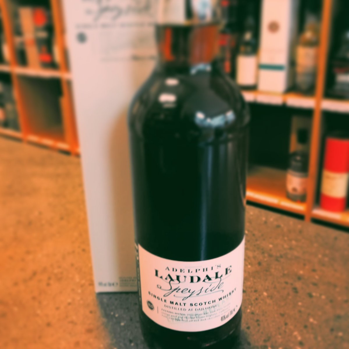 Trotz der aktuellen Krise hat uns diese Woche eine neue Adepli Lieferung erreicht! Unter anderem der dritte Batch von Laudale (dieses Mal auf der Dailuaine Destillerie)! First fill Sherry Cask und man beachte bitte die dunkle Farbe! #grandwhisky #grandcru #whisky #adelphi