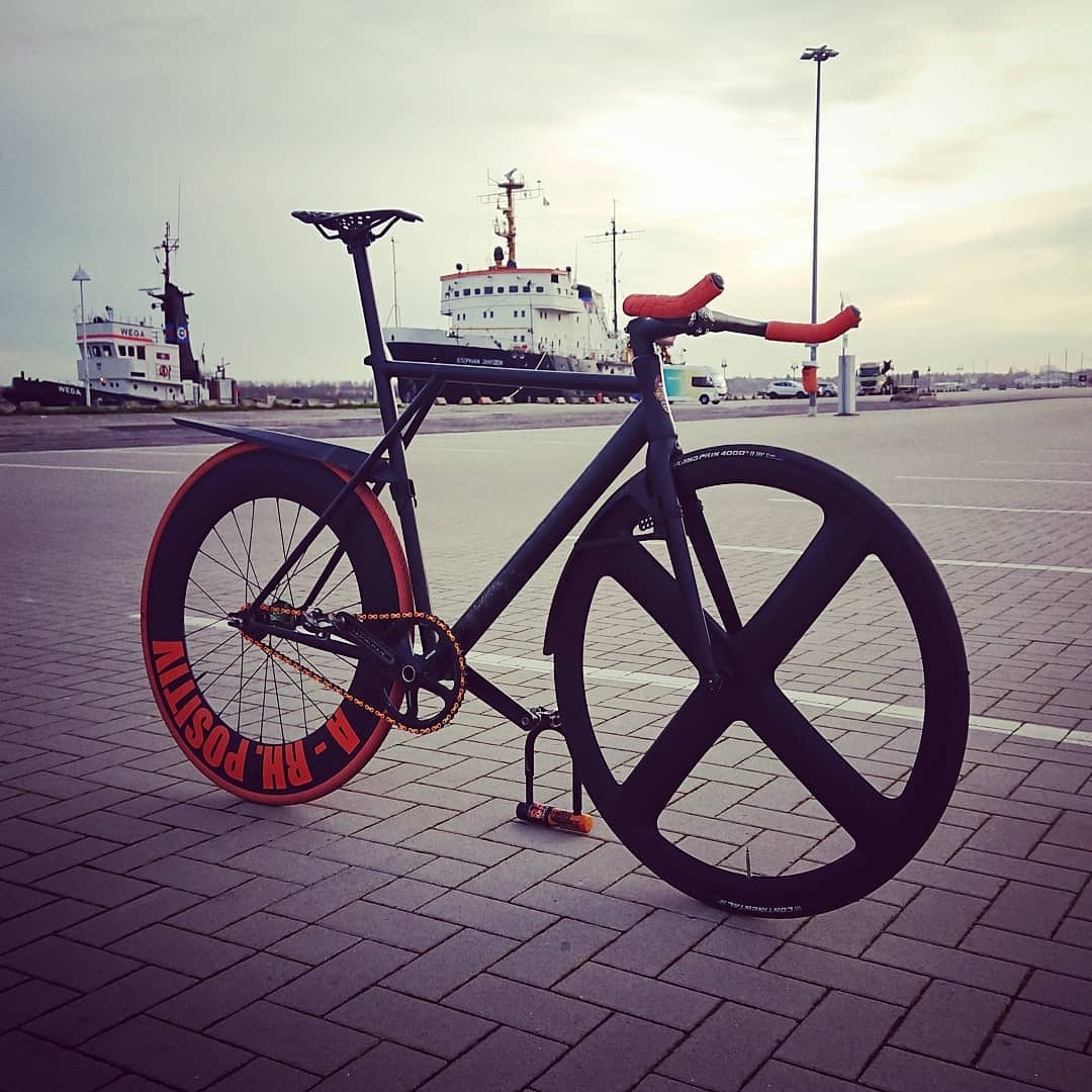 From my Instagram account @harryhorler
#fixedgear #fixie #fixed #fixedlove #fixiestyle #fixieporn #fixiefamous 
amzn.to/2JAT0db