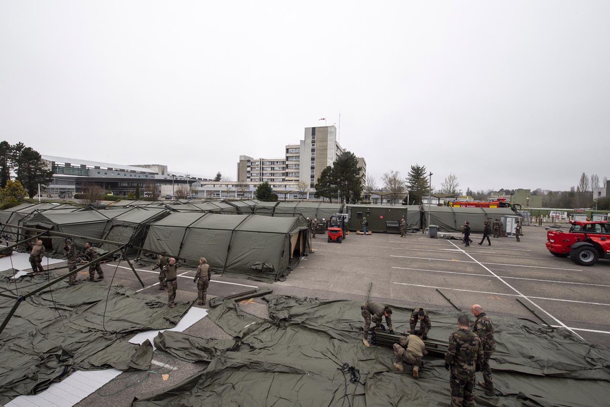EtatMajorFR's tweet photo. [#COVID19] A Mulhouse la construction de l’hôpital de campagne progresse. L’@armeedeterre et le service de @santearmees sont en première ligne pour nos concitoyens. https://t.co/1ny5FtvEOs