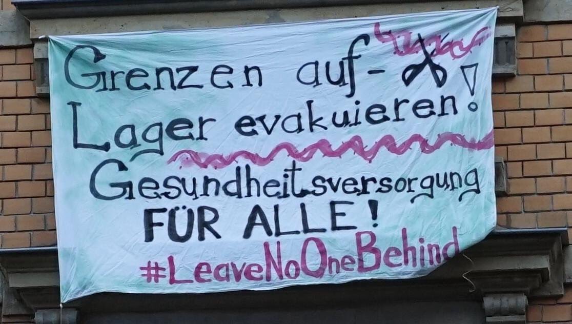 In #Dresden #Löbtau haben Menschen zum #InternationalerTaggegenRassismus Transparente raus gehangen

In Zeiten von #Corona eine wichtiges Signal der #Solidarität mit Geflüchteten & von Rassismus betroffen

Danke an alle die sich beteiligt haben!

#leaveNoOneBehind
#wirhabenplatz