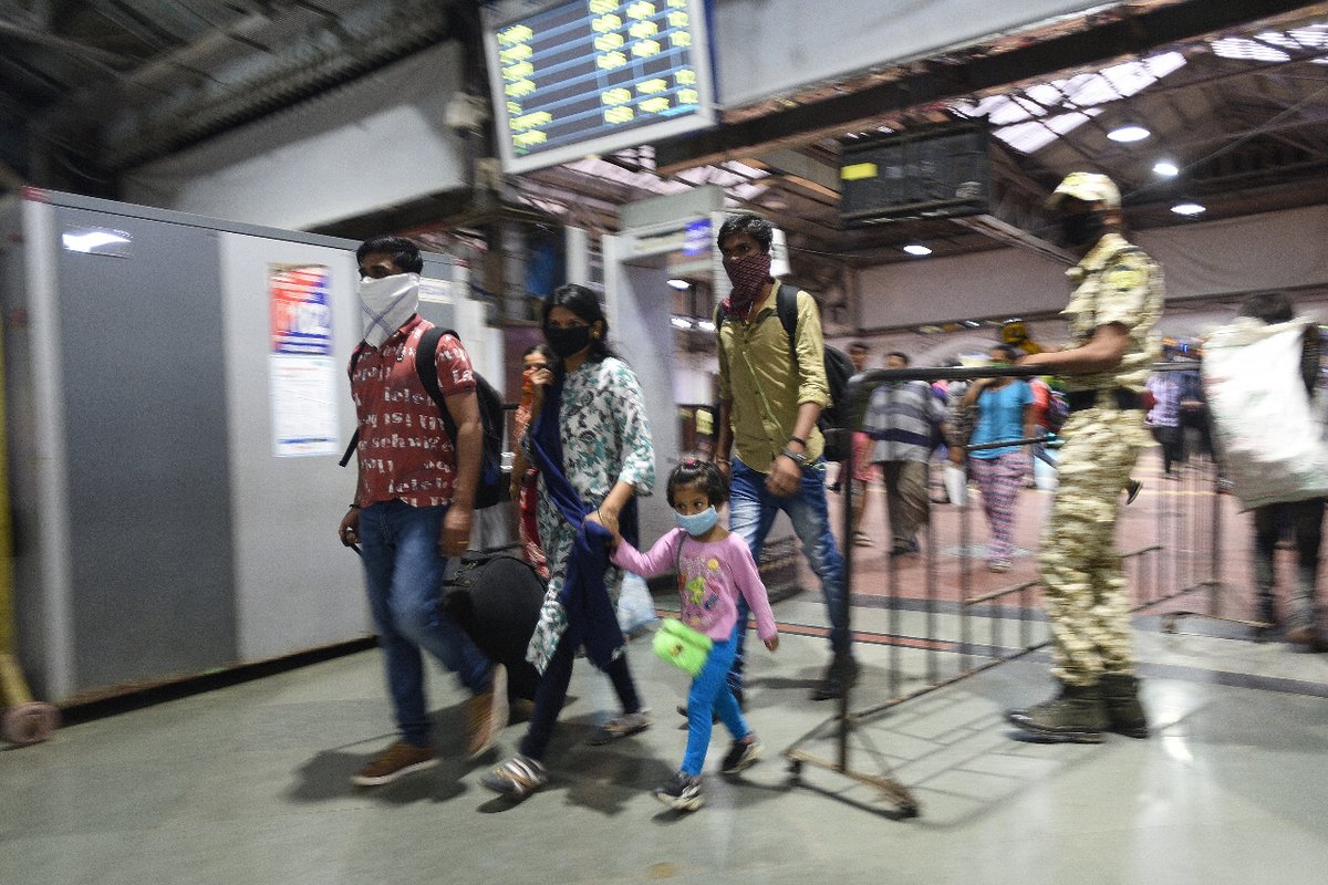 TOIPlus's tweet photo. #NewsAlert | From March 22, general public will not be allowed to travel in #Mumbai local trains. Only those working in essential services will be allowed to travel. ID cards to be checked at every station.
#CautionYesPanicNo #coronavirusindia #coronavirusinindia #COVIDー19 https://t.co/bUy2O47rnd