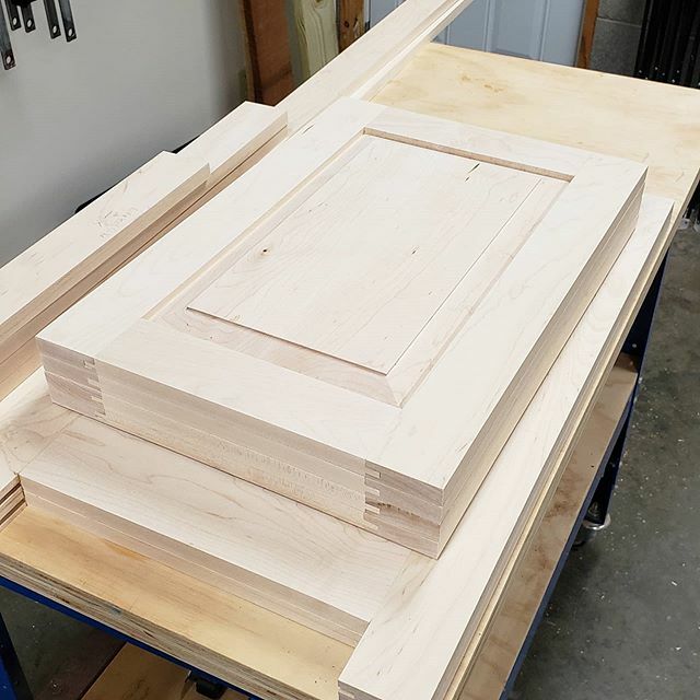 MWAWoodworks's tweet photo. All cleaned up and ready for assembly. By the end of the day I hope to have a completed carcass 👍 .
.

#woodworking #woodwork#woodshop #handcrafted#handmade#tools#diy#doityourself #shopproject #cabinets # https://t.co/OEJqurWKKd https://t.co/NK0on7AmWx