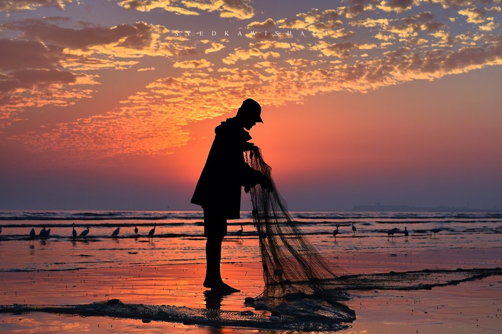 Fisherman 
#fisherman #sunset #karachi #pakistan #pakimages #amzingpakistan #seaviewkarachi #beautifulpakistan #picturepakistan #syedkawishali #syedkawishaliphotography