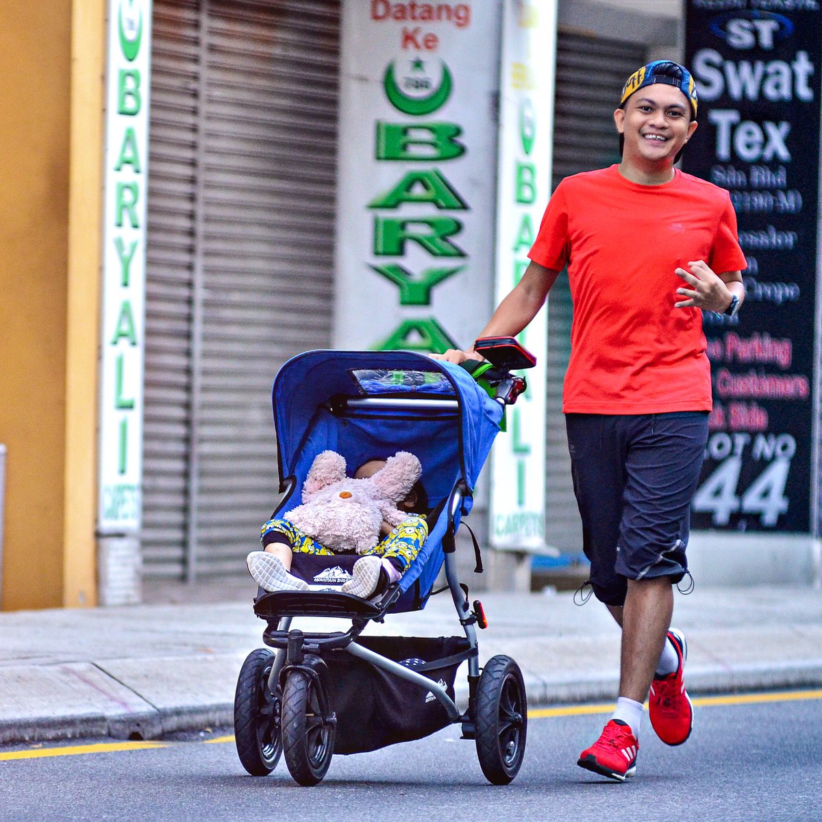afiq_yatim's tweet photo. Musfirah and her 🧸 hope everything going well so we can back in action 🏃🏻‍♂️ 

#strollerrun
#runningfathers
#RunTogetherBondStronger https://t.co/xx34OcYMWB
