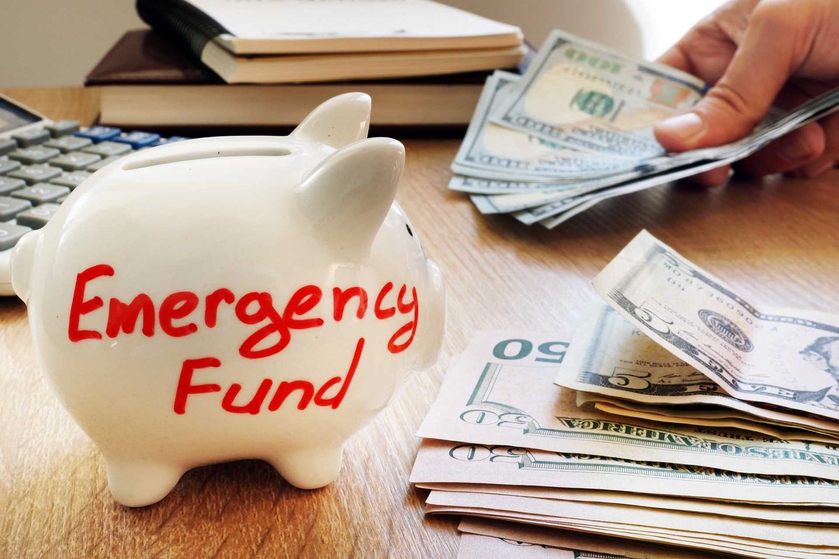 DaNegrotiator's tweet photo. The average American doesn't have $500 for an emergency and that's when they are working. What do you do when you aren't allowed to work? #earnmoneyonline https://t.co/APiR2ulIHF https://t.co/ws51ckBa6B