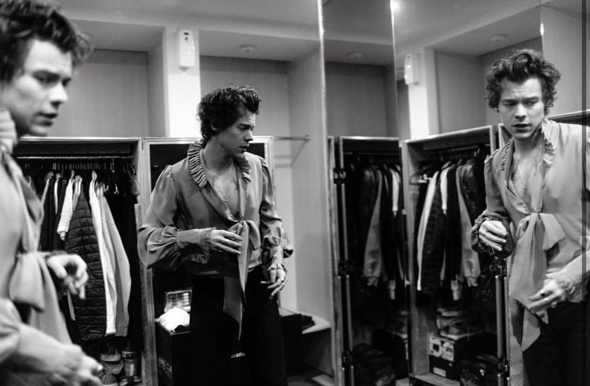 Harry Styles Updates I Also Took Some Backstage Pic And Dressing Room He Was Comfortable With It He Wanted Me To Be Creative And Free With My Job Helene On Harry Styles Updates I Also Took Some Backstage Pic And Dressing Room He Was Comfortable With It He Wanted Me To Be Creative And Free With My Job Helene On