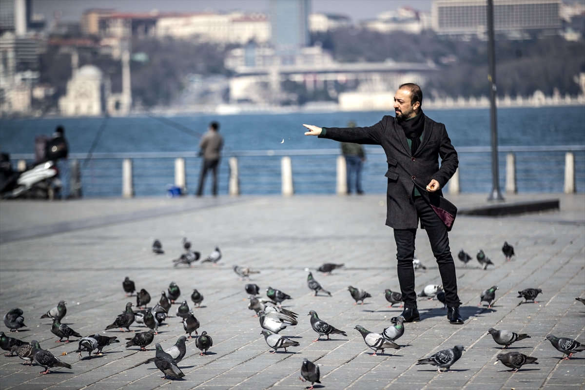sputnik_TR's tweet photo. İstanbul'da 'evde kal' çağrısına rağmen sahillerde yoğunluk yaşandı:  Balık tutanlar, kitap okuyanlar, bisiklete binenler vardı https://t.co/DWINZNAO3R https://t.co/XNBDuN2pv3