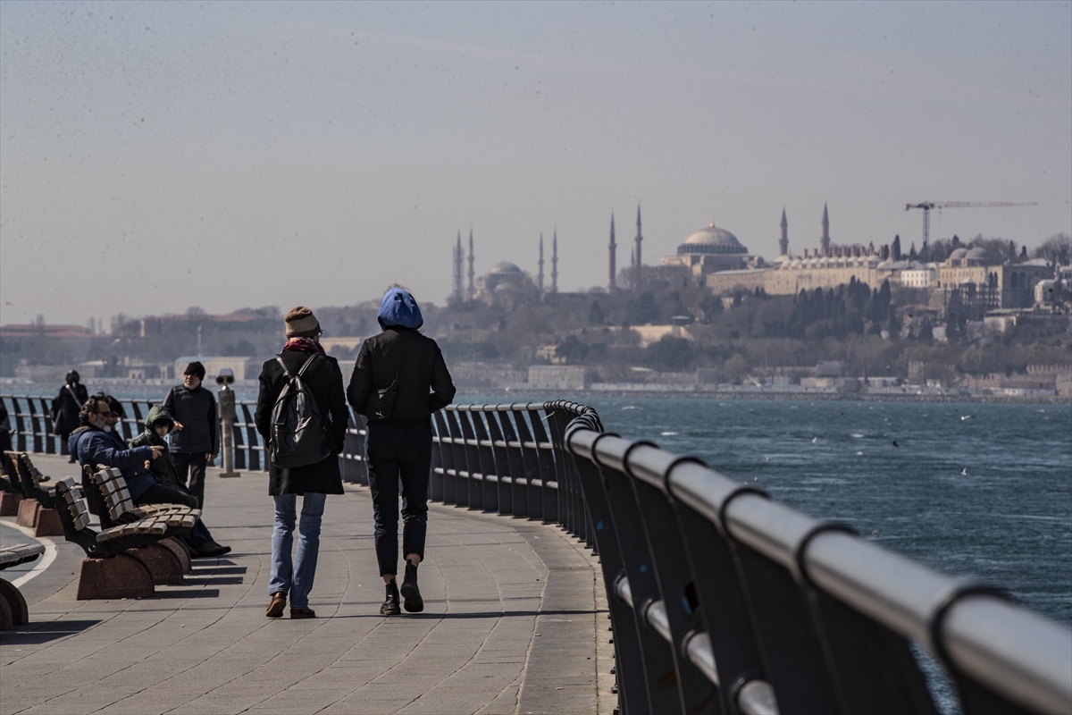 sputnik_TR's tweet photo. İstanbul'da 'evde kal' çağrısına rağmen sahillerde yoğunluk yaşandı:  Balık tutanlar, kitap okuyanlar, bisiklete binenler vardı https://t.co/DWINZNAO3R https://t.co/XNBDuN2pv3